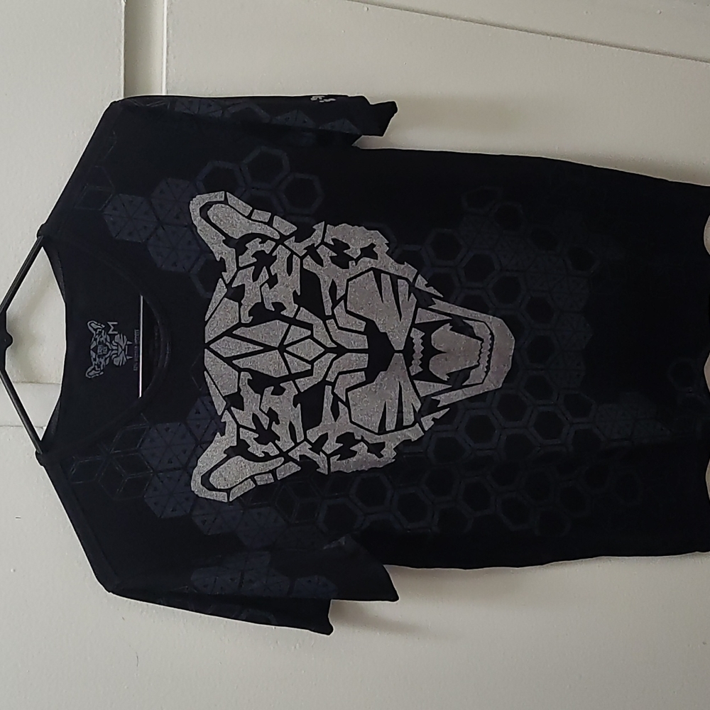 Aye Gueye mens black, grey, with silver tiger/jaguar hexagon medium shirt.